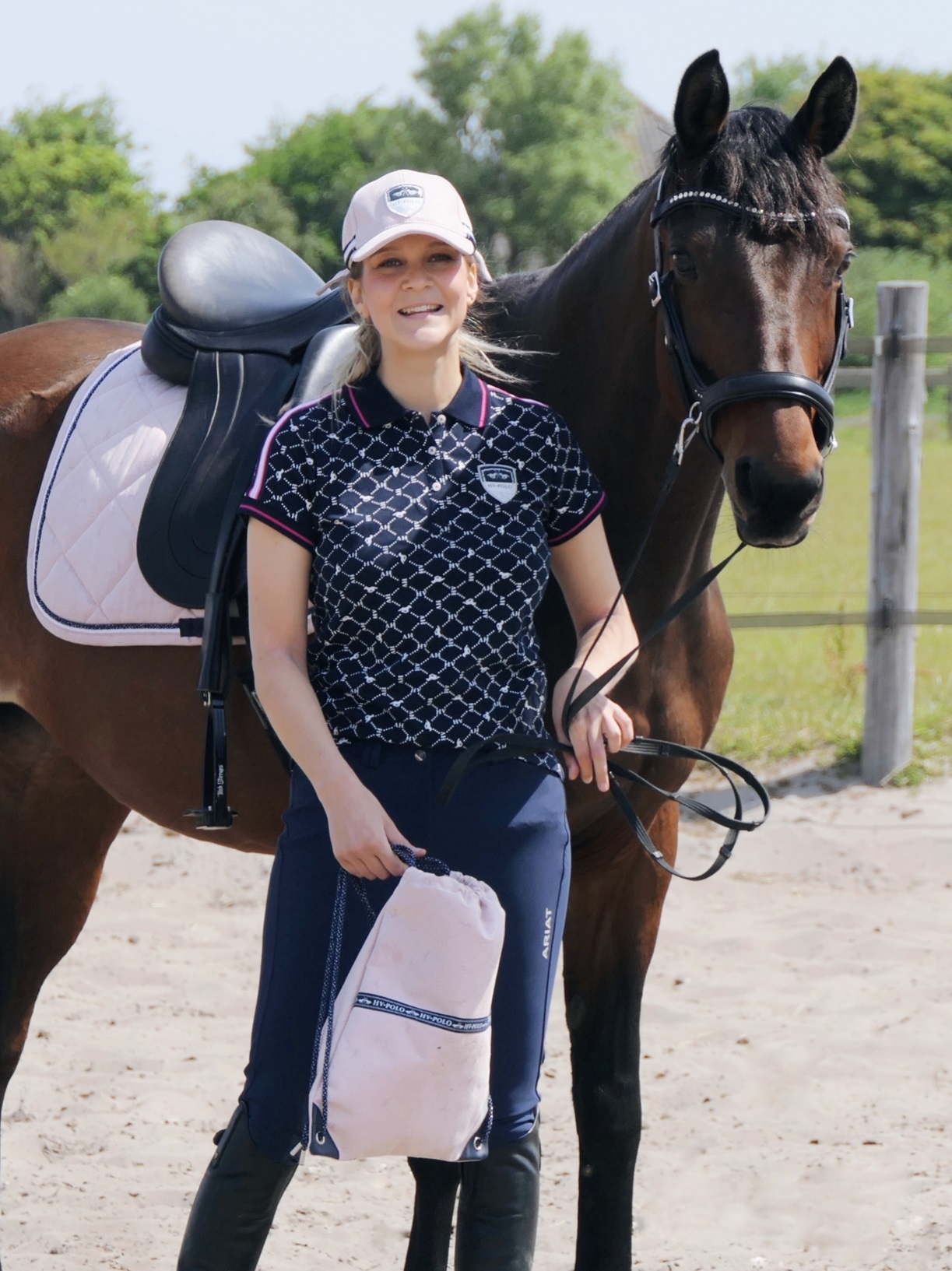 Wegversperring Afdeling Roei uit RIDING OUTFIT OF THE DAY: Chique lichtroze setje met donkerblauw -  EcoHippique